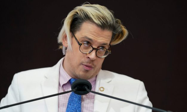 Far-right provocateur and Kanye spokesman Milo Yiannopoulos arrested by ICE