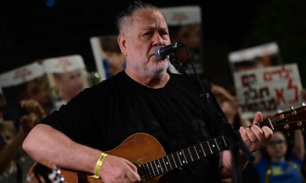 Police call in musician Yehuda Poliker to talk a Tel Aviv man off a roof