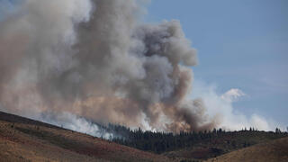 Nevada wildfire threatens Reno as 90,000 evacuate amid record US fire season