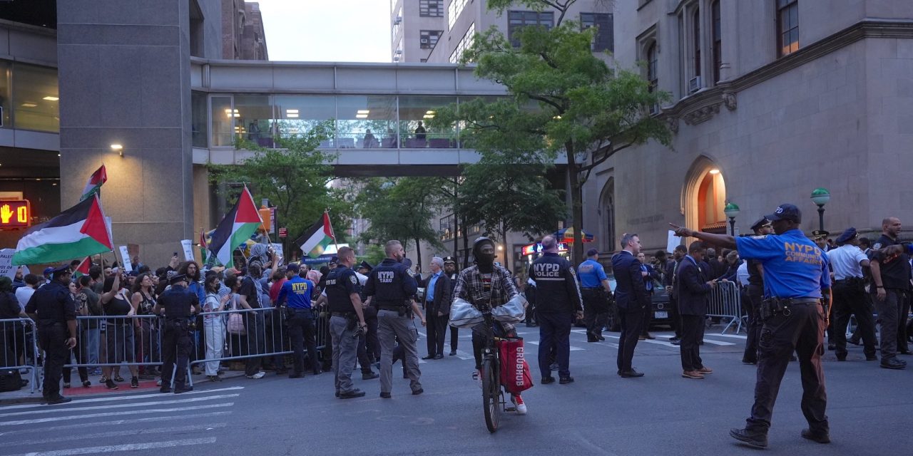 Lawmakers seek 100-foot buffer zone around houses of worship to protect prayer goers from protests