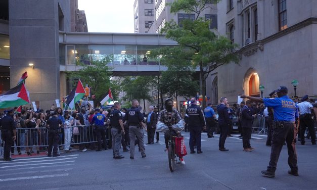 Lawmakers seek 100-foot buffer zone around houses of worship to protect prayer goers from protests