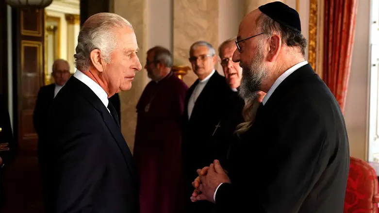 ‘Proud British Jew’ Miliband pushes back on Chief Rabbi’s sanctions warning