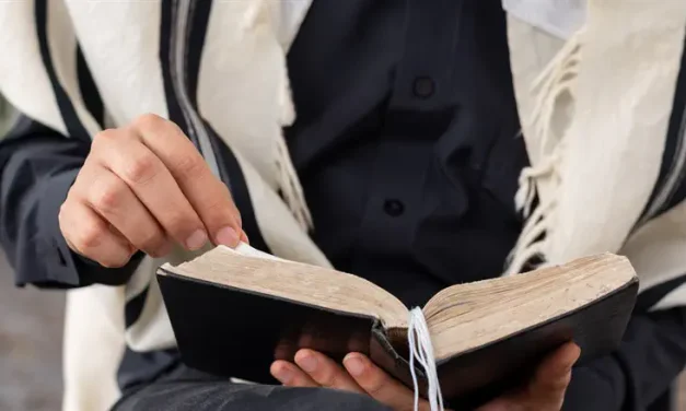 Poll: 72.5% of Israelis reject cuts to Jewish studies in state schools