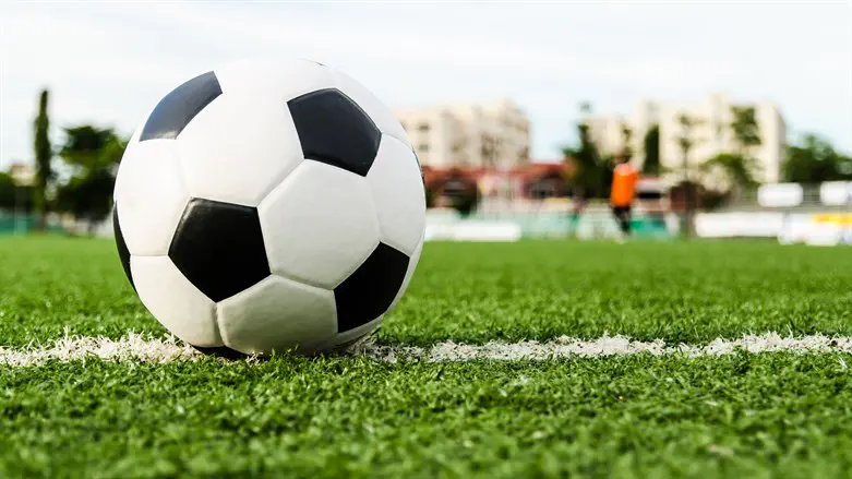 During soccer match: Irish players refuse handshakes with Israel, bow heads during anthem