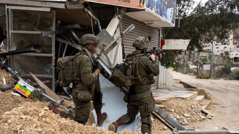 IDF officer demands: Stop photographing soldiers