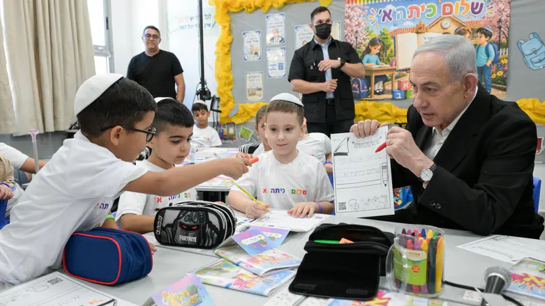 Back to school: Netanyahu joins first graders for arts and crafts