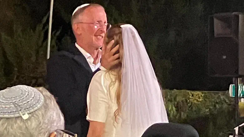 Tali Dee weds, carrying her mother and sisters’ memories with her
