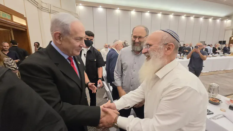 Rabbi Cherki presents PM with new ‘Spirit of the IDF’ ethics code