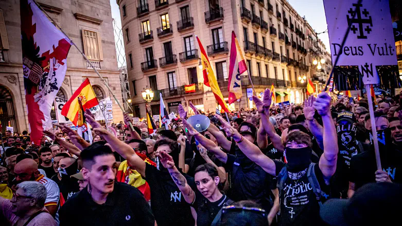 Far-right activists give Nazi salutes in heart of Madrid