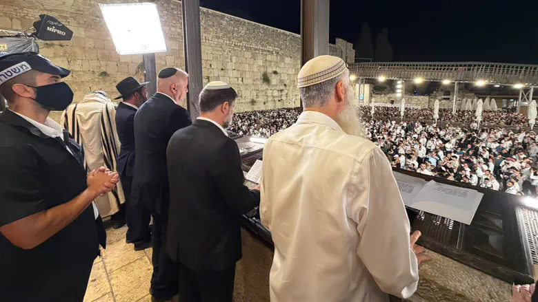 Watch: Tens of thousands at Selichot prayers at Western Wall