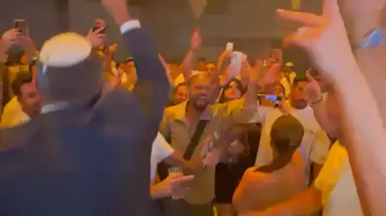 Only 40 guests show up for wedding; Ben Gvir comes to celebrate with couple