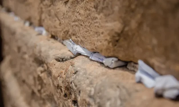 Thousands of prayer notes removed from Western Wall