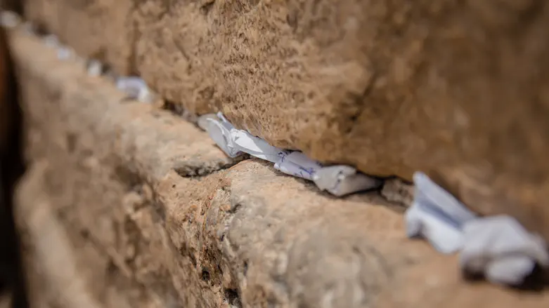 Thousands of prayer notes removed from Western Wall