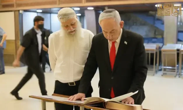 On the eve of Rosh Hashanah | Netanyahu prays at the Western Wall
