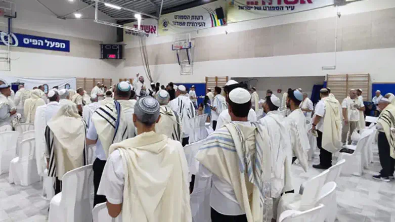 Poll: Nearly half of secular Israeli Jews fast on Yom Kippur