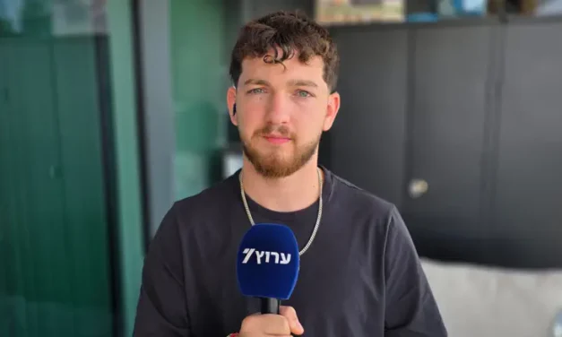 One year after return: Bar Kupershtein leads thanksgiving and Selichot at Hostages Square