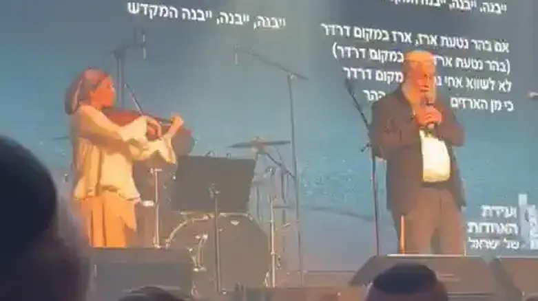 Widow and bereaved father move crowd to tears with powerful duet