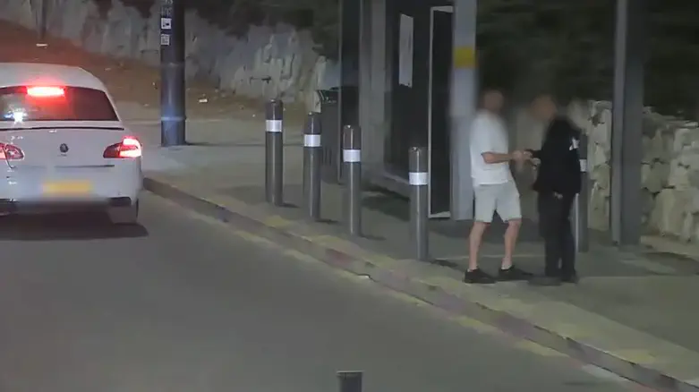 Watch: Police agent buys drugs in covert sting, three suspects arrested