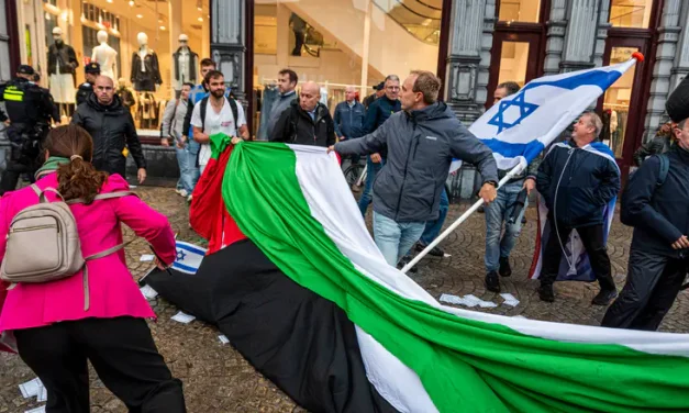 Protesters tear down PLO flag in Amsterdam