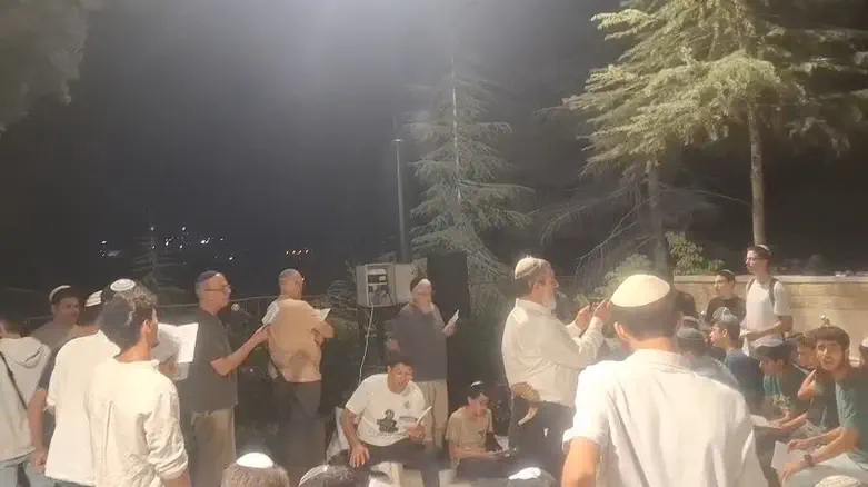 Selichot at Mount Herzl: Remembering fallen heroes before Yom Kippur