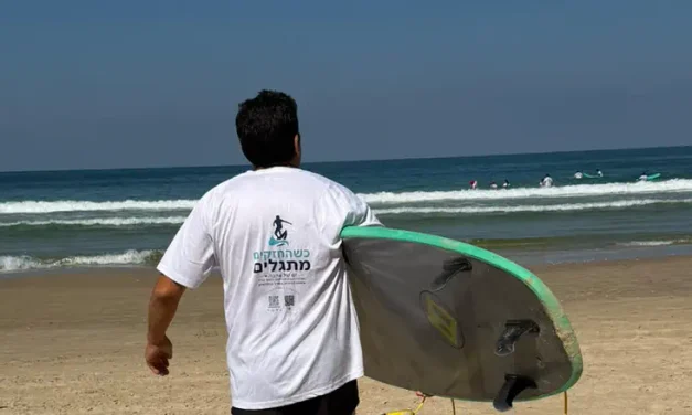 From the Knesset to the surfboard: Chikli surfs with wounded IDF veterans in Herzliya