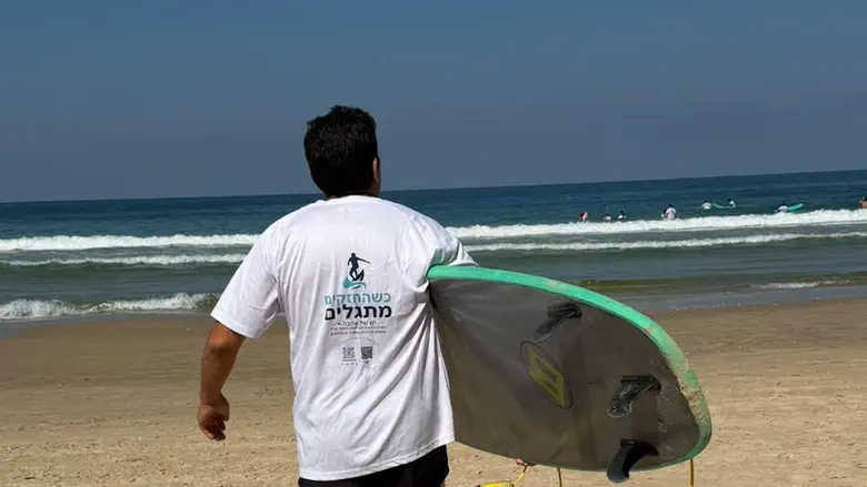 From the Knesset to the surfboard: Chikli surfs with wounded IDF veterans in Herzliya