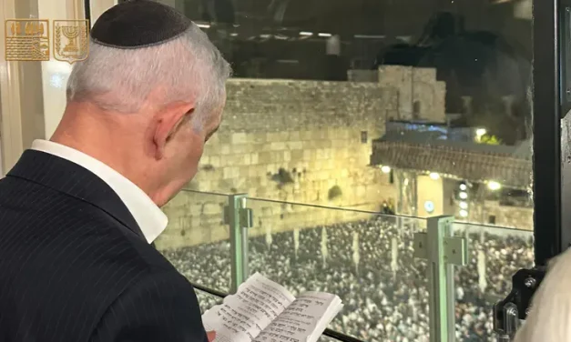 On Eve of Yom Kippur: Netanyahu prays at Western Wall for IDF soldiers