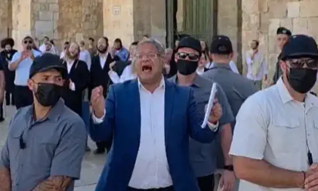 Hundreds of Jews pray on Temple Mount on Yom Kippur