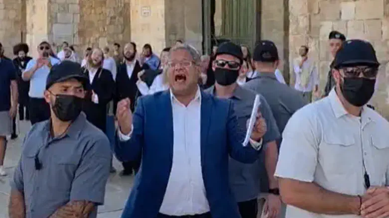 Hundreds of Jews pray on Temple Mount on Yom Kippur