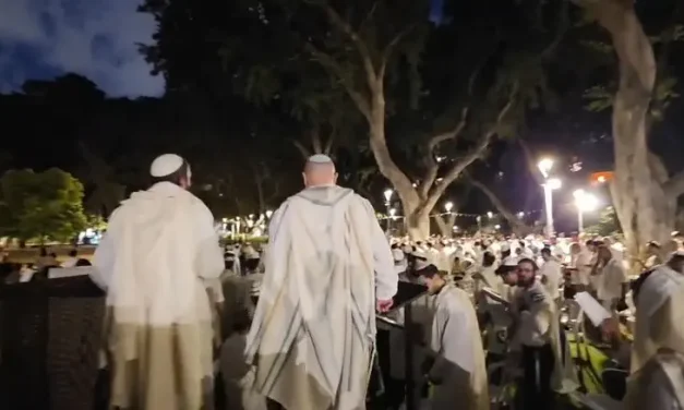 Watch: Thousands gather for Ne’ila prayers in heart of Tel Aviv
