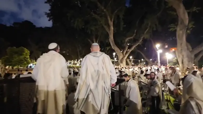 Watch: Thousands gather for Ne’ila prayers in heart of Tel Aviv