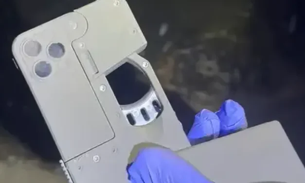 Watch: the iPhone disguised as a handgun