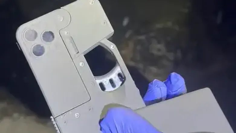 Watch: the iPhone disguised as a handgun