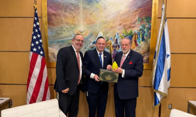 “I’ve never seen anything like this”: Amb. Huckabee receives giant etrog for Sukkot