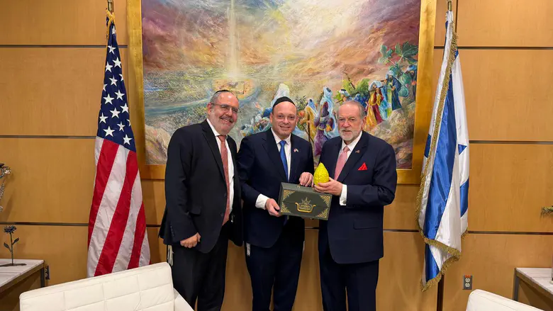 “I’ve never seen anything like this”: Amb. Huckabee receives giant etrog for Sukkot