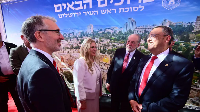 Lion calls on world diplomats to move embassies to Jerusalem