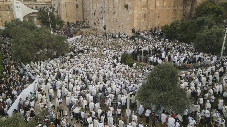 Watch: Thousands sing and dance in Hebron