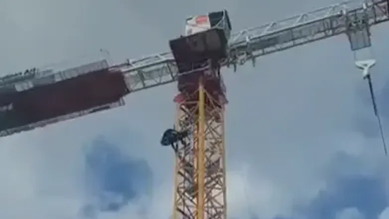 Dramatic rescue: Paramedic climbs 55 meters to rescue construction worker