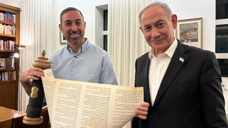 Rabbi presents Netanyahu with biblical-style scroll on Iran war