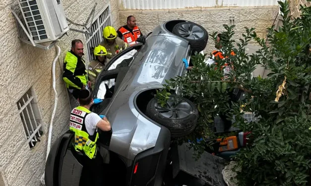 Jerusalem: Driver plunges with her car from a height of 5 meters into a garden