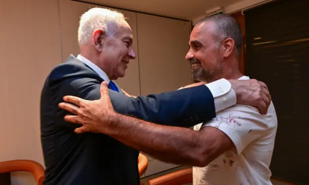 ‘We are a nation of lions’: Netanyahu meets passenger who saved the plane
