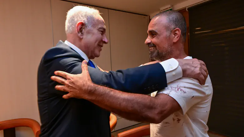 ‘We are a nation of lions’: Netanyahu meets passenger who saved the plane