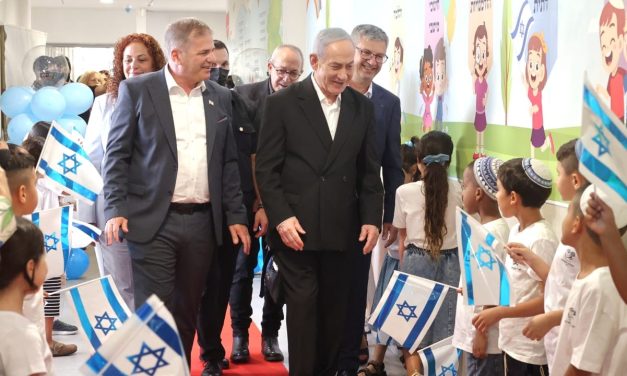 Netanyahu visits school in Ramle hit by missile during Iran war as Israel classes start nationwide