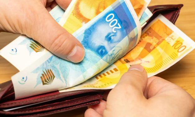 After the surge, comes the drop: Average wage in Israel plunges by nearly NIS 1,000