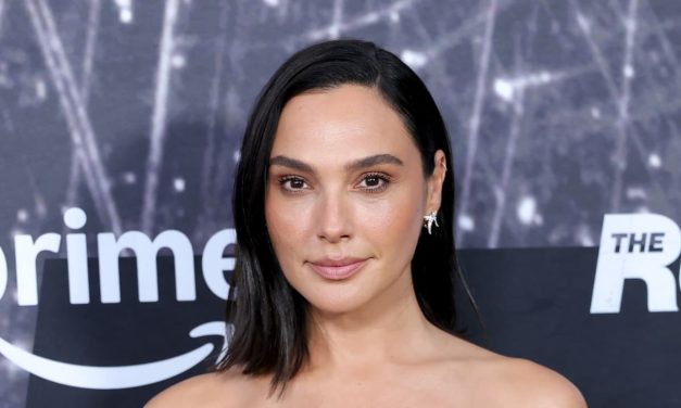 Gal Gadot and Jimmy Kimmel blow the shofar to celebrate Rosh Hashanah
