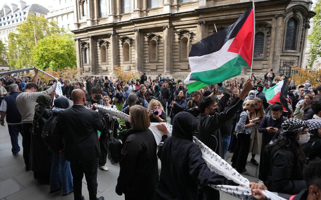 Antisemitism on UK campuses continued to rise last year, watchdog says
