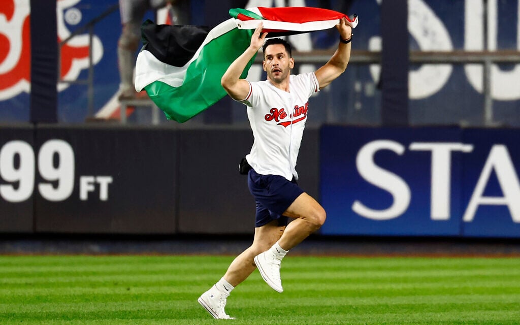 Man with Palestinian flag runs afield at 9:11 in 9/11 NY ball game, is pelted with beer cans