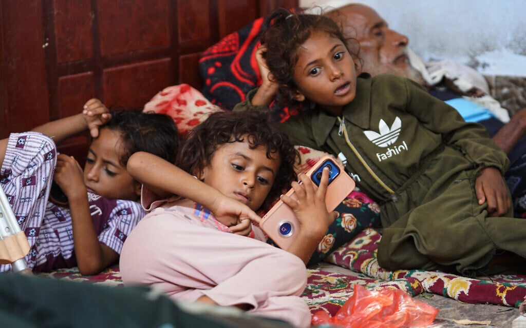 ‘Hysterical panic’ as some 76,000 flee advance by Iran-backed Houthis in Yemen