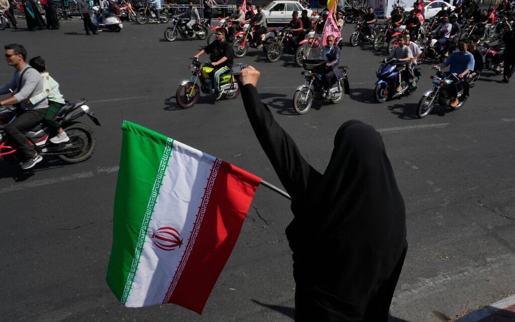 US and Iran discussing phased deal to reopen Hormuz and end US blockade, sources say