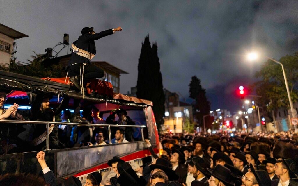 Thousands march in Jerusalem to fete Haredi draft dodgers; cash grants promised